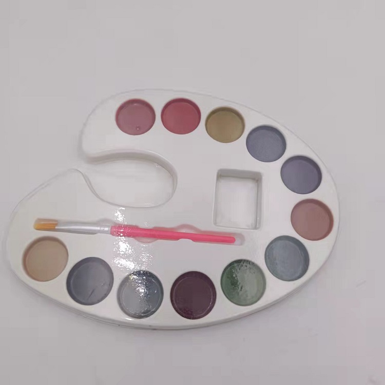 Droogt semi -vochtige aquarellen uit in het palet